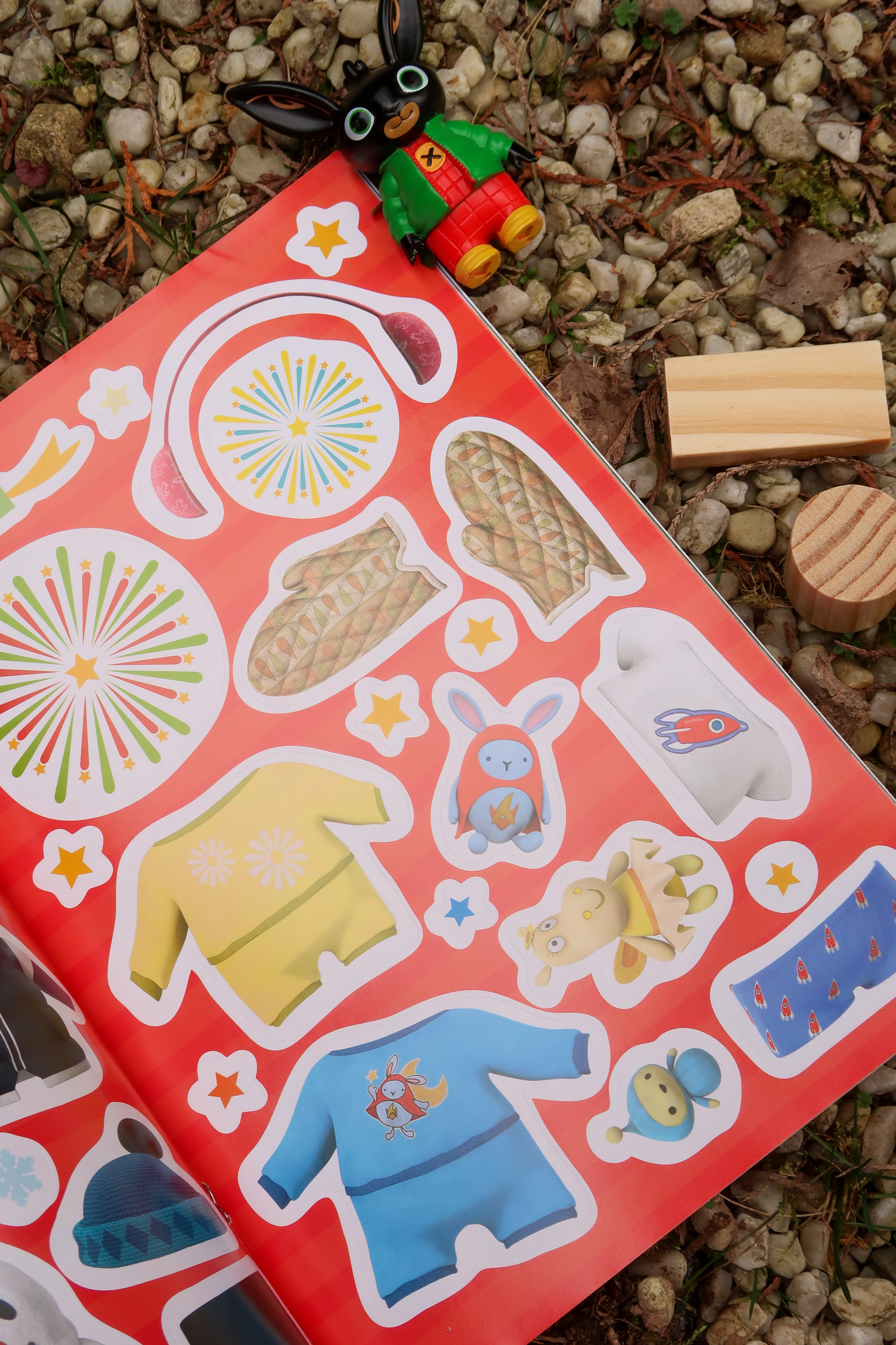 Bing. Przebieranki! Zabawy i zadania z naklejkami