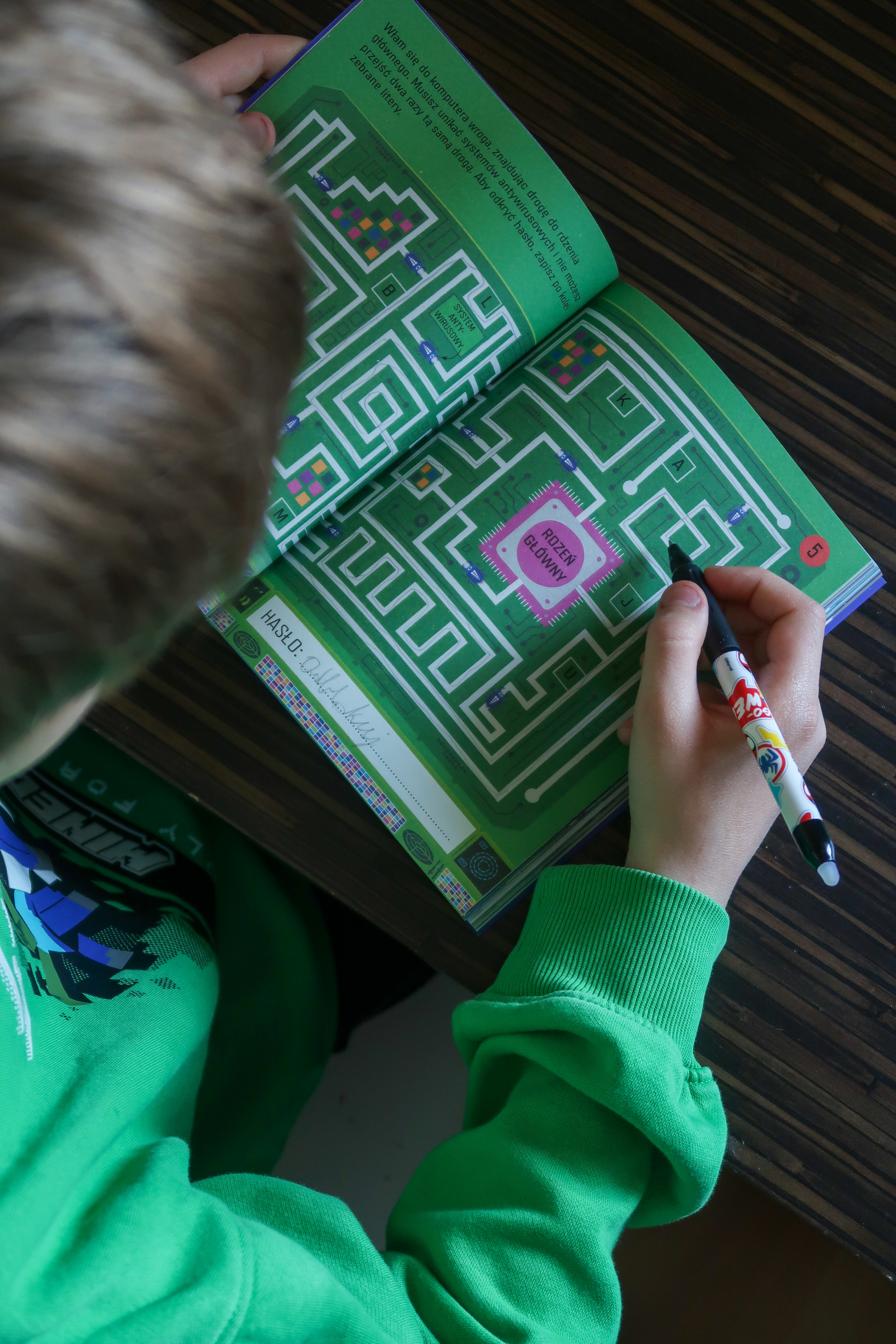 Tajne wiadomości i przebrania szpiega – świetna książka z łamigłowkami